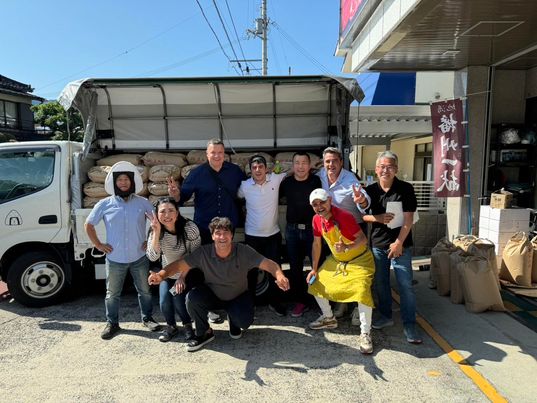 兵庫県宍粟市　柴原精肉店さん前で皆さまと。　～大阪　寝屋川　お米屋さん